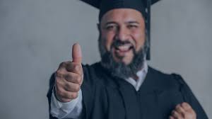 Foto de Cliente formando satisfeito por comprar diploma superior. 